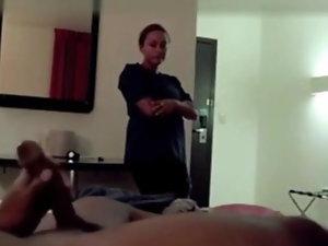 Hotel Pembantu Tangkapan Dia menyentak dan Wreathe Tangan-Nya Cum