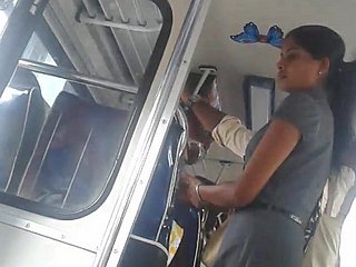 在总线斯里兰卡可爱的办公室女郎的屁股